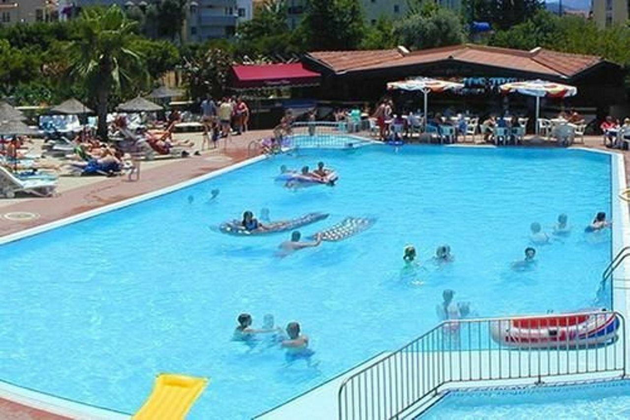 Club Turquoise Apart
